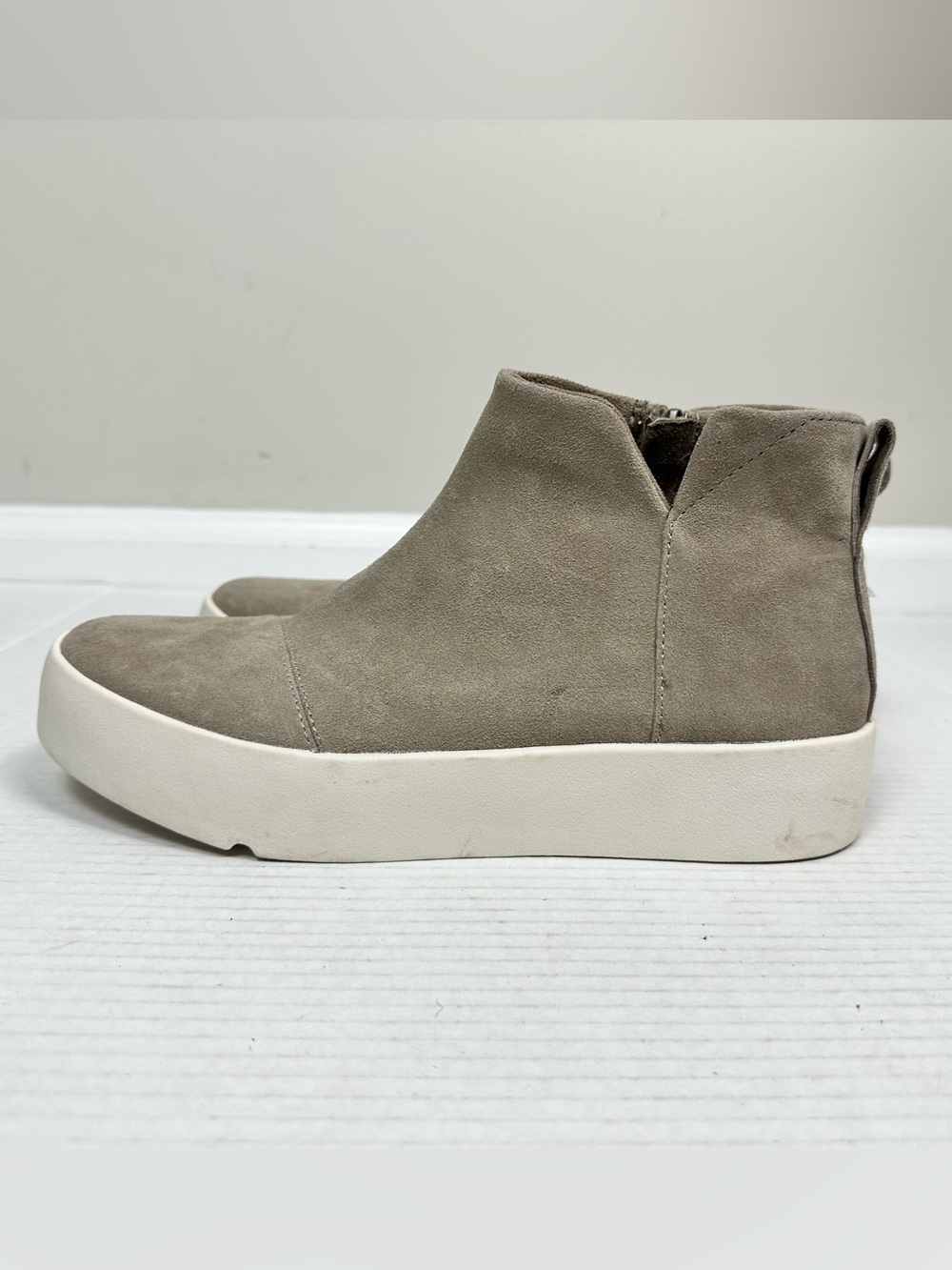 TOMS Women's Verona Mid Sneaker, Color Dune Suede, Size US 9.5
